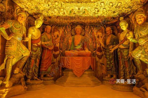 when is the peak tourist season in dunhuang?