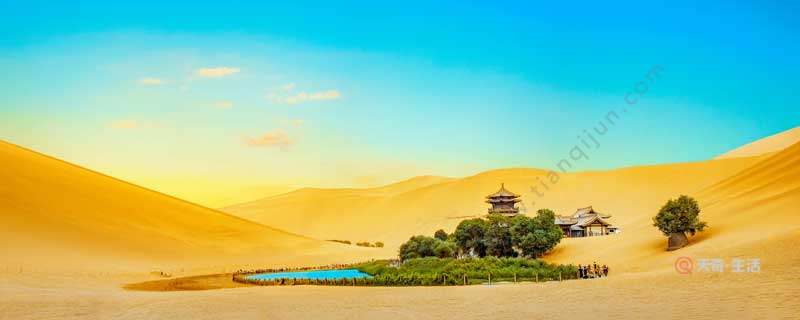 when is the peak tourist season in dunhuang?